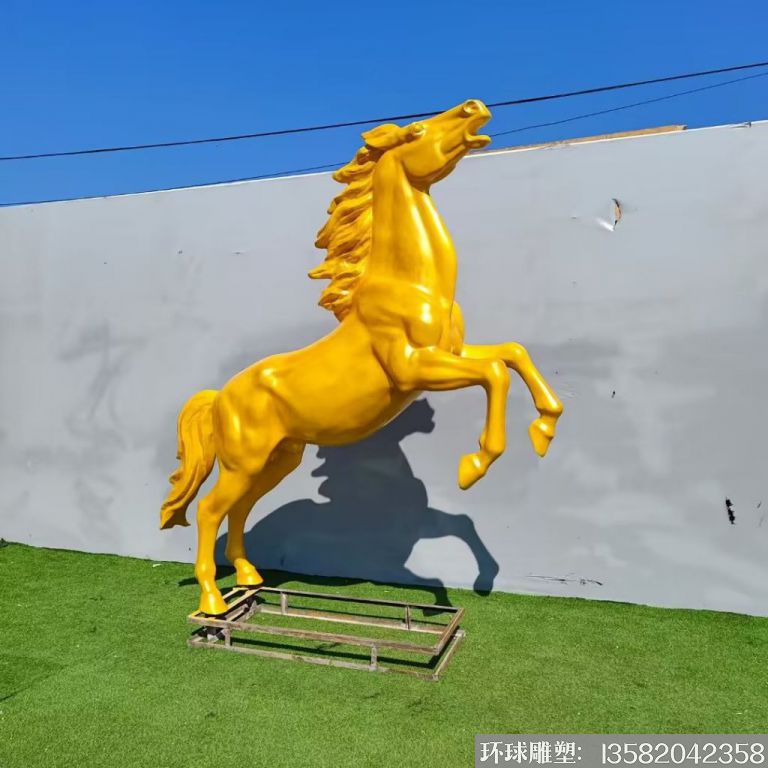 玻璃鋼奔跑馬金色噴漆 廠家定制奔馬雕塑